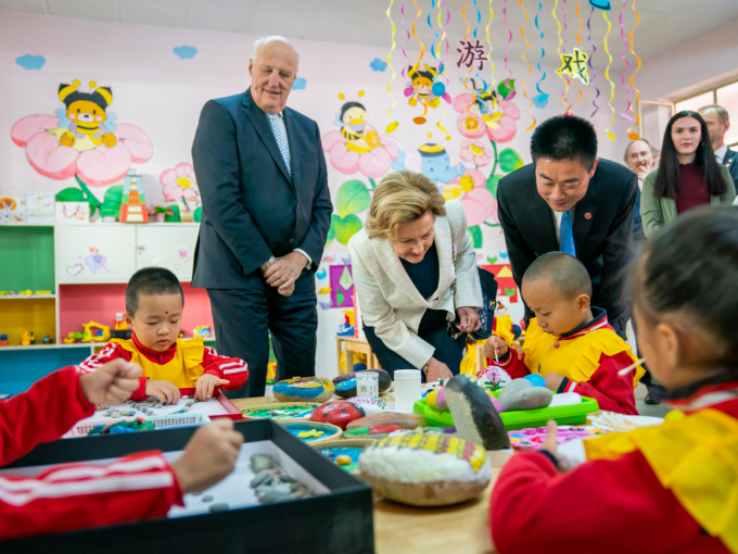 The King and Queen were given a tour of Dunhuang City Kindergarten. Foto: Heiko Junge, NTB scanpix